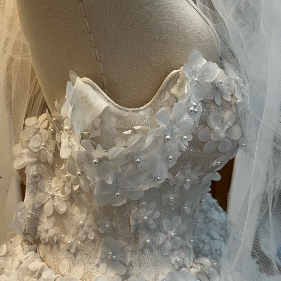 Gorgeous custom bridal gown. See details in photos. - Picture 8 of 10